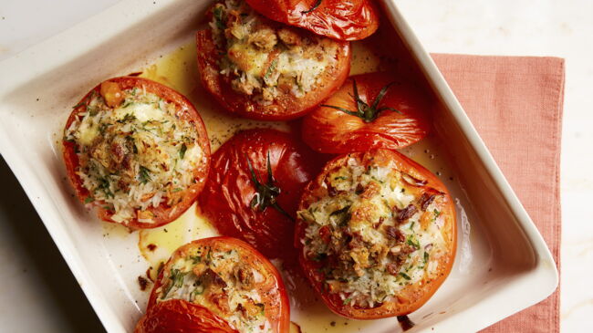 découvrez notre délicieuse recette de tomates farcies : un plat classique, facile à préparer, idéal pour un repas convivial en famille ou entre amis. ingrédients simples et saveurs authentiques garanties !